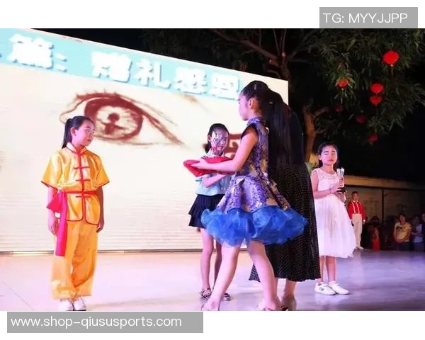 白手套足球袜的魅力与功能解析让你在球场上尽显风采 白手套足球袜的魅力与功能解析让你在球场上尽显风采