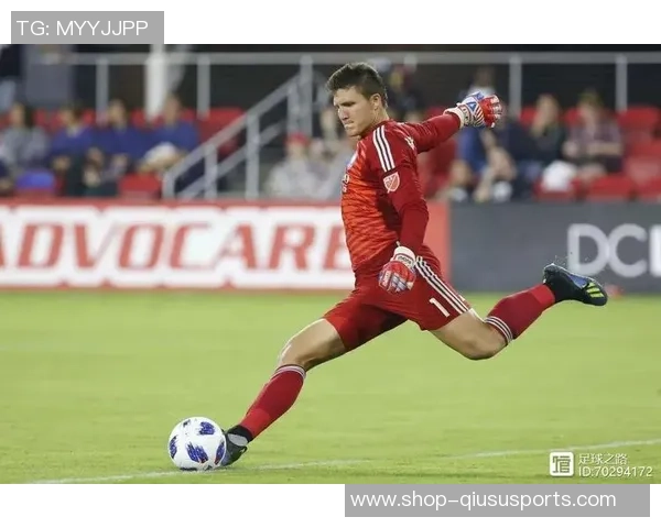 足球发球门球的技巧与战术解析助你提升比赛表现与团队配合能力